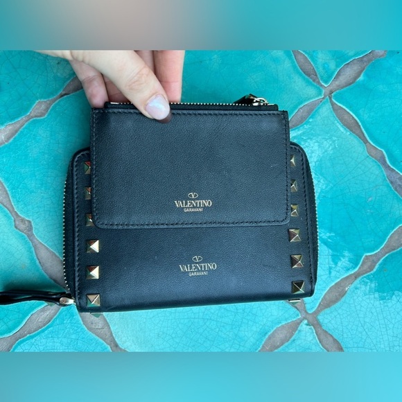 Valentino Garavani Rockstud Zip-around Leather Wallet + change Wallet In Black - Picture 9 of 12